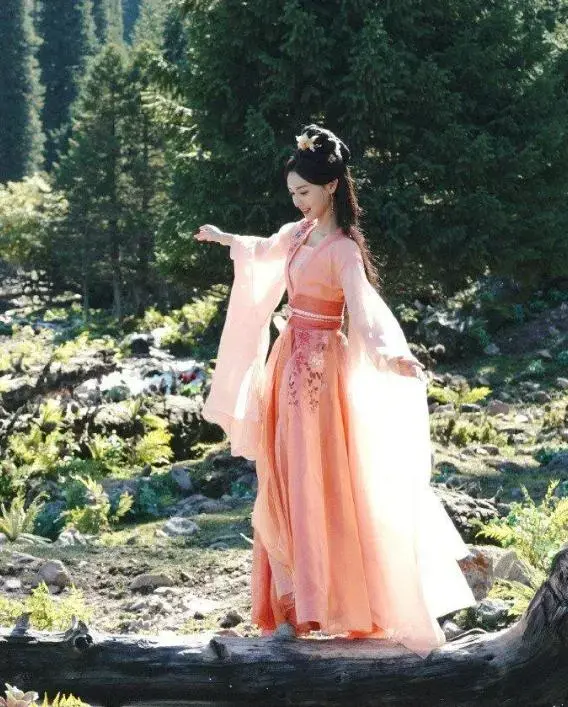 《凡人修仙传》董萱儿爆红背后：金佳悦的“不安分”，撕开了多少人的舒适圈伪装？