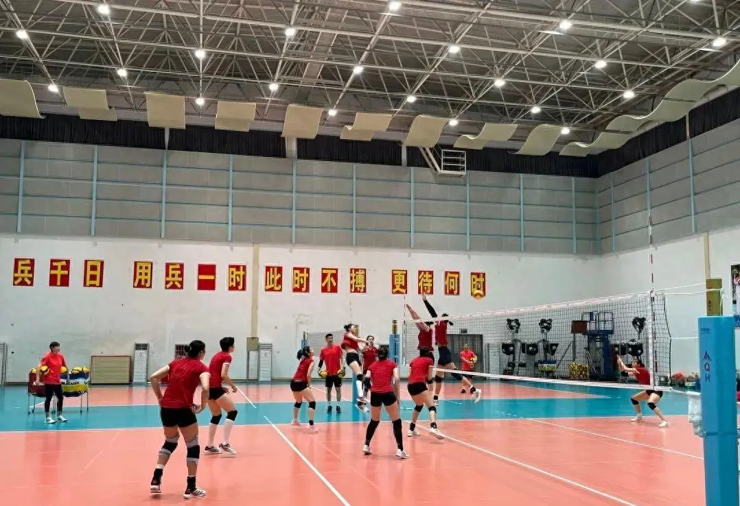 女排新变化！唐欣范泊宁兼两职，替补二传之争白热化，杨舒茗重返