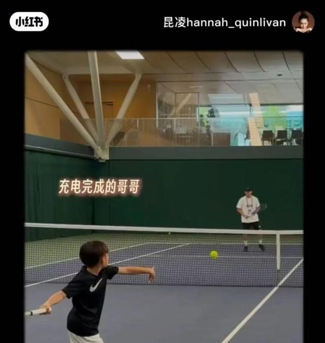 周杰伦晒8岁儿子“小小周”滑雪一镜到底，幽默赞其运动天赋：“无心插柳柳橙汁”