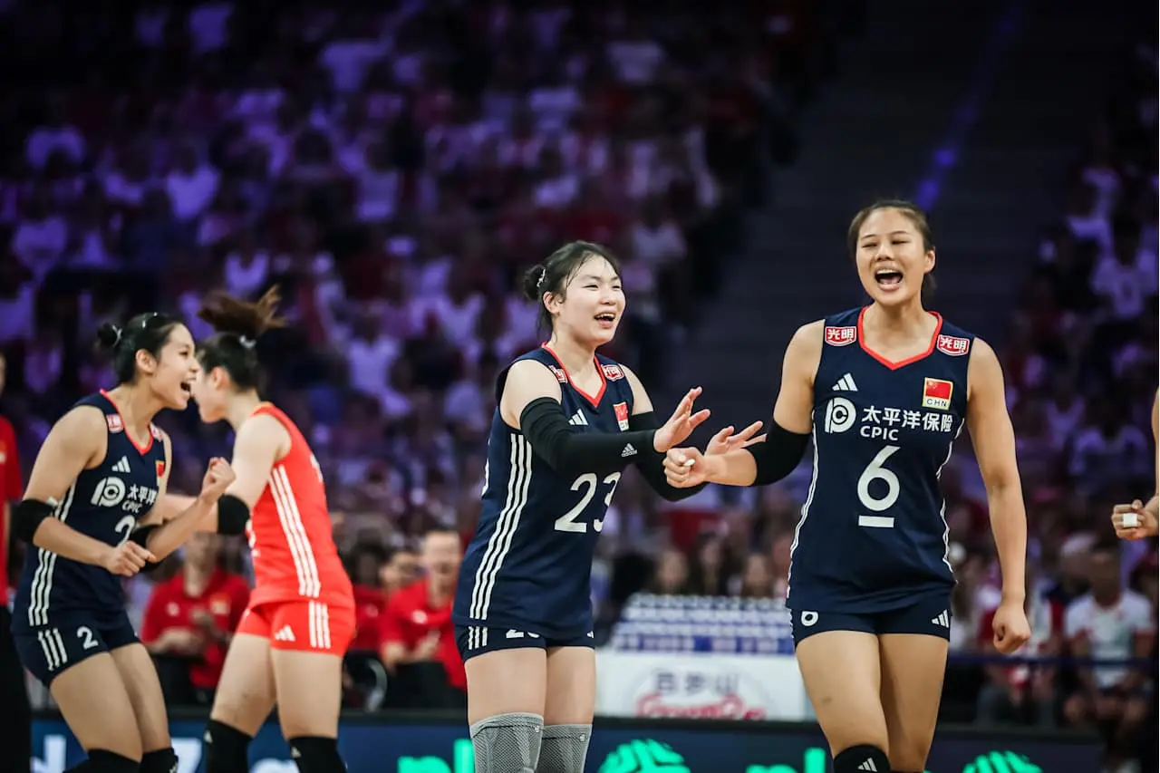 中国女排2-3波兰！两度领先遭逆转，决胜局用人成转折，功亏一篑