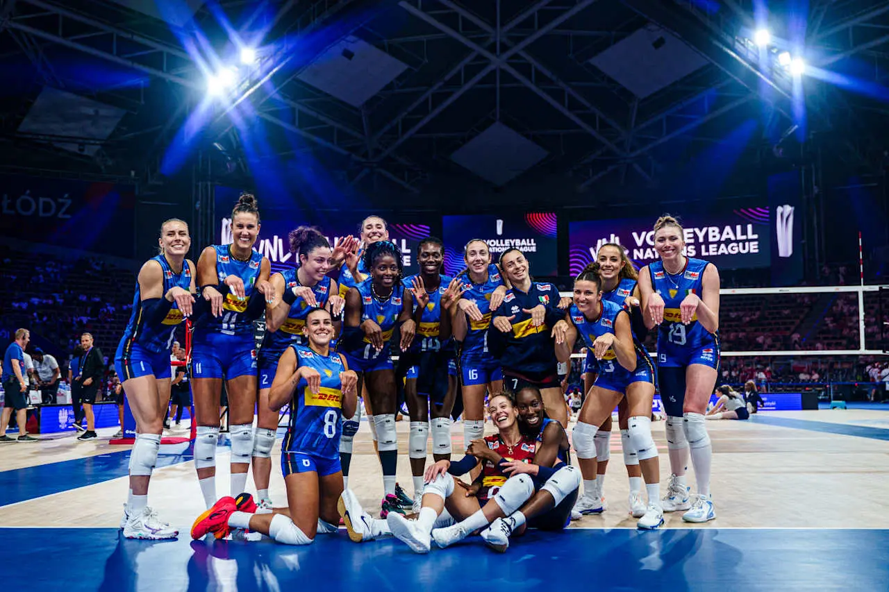 3-2！3-0！世联赛疯狂一夜：中国女排被淘汰，总决赛四强决出两席