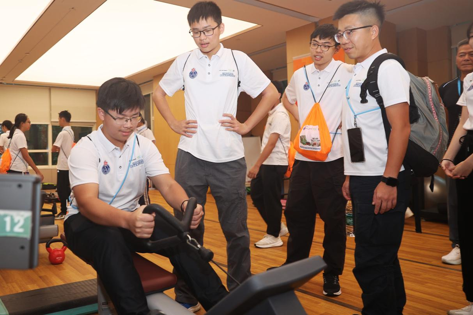香港特区政府民安队少年团到山东泰山足球俱乐部参观交流