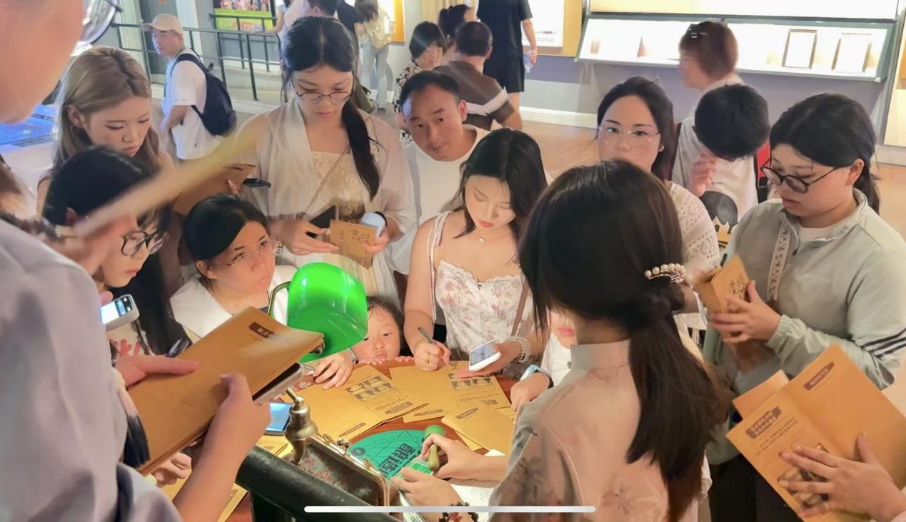 游客在打卡点争相进行“玩啤护照”集章活动。人民网 郑昕桥摄