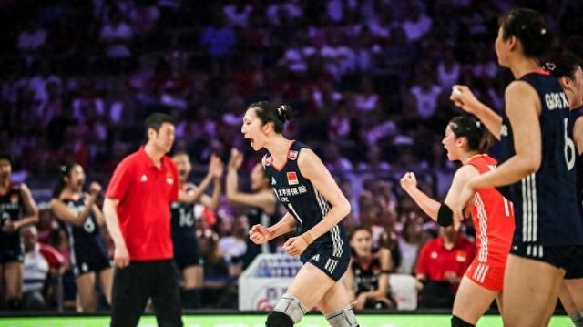 女排最新战报！中国队第3局轰25-19，3人上双，2-1领先波兰冲4强