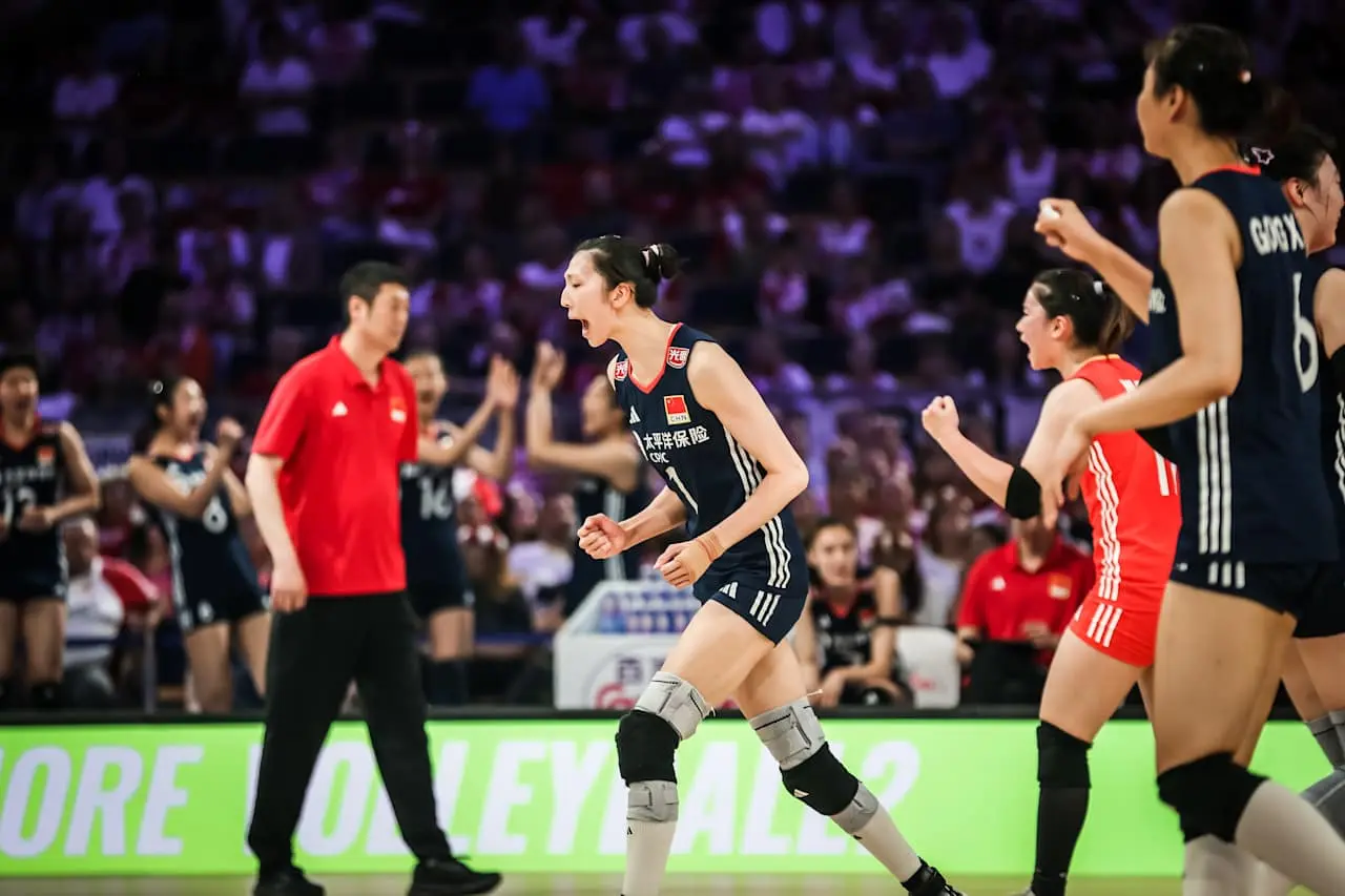中国女排2-3波兰！两度领先遭逆转，决胜局用人成转折，功亏一篑