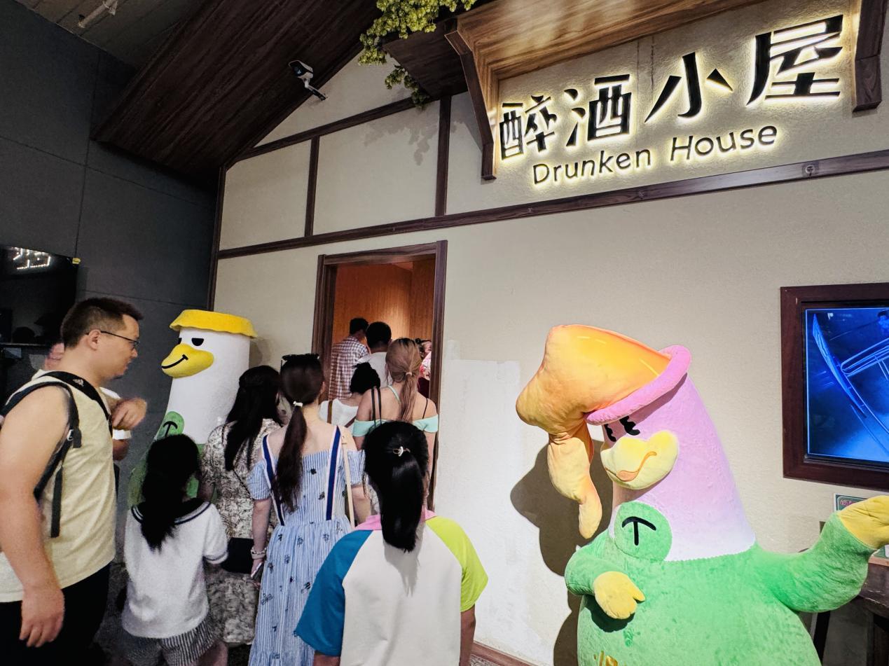 游客正排队体验醉酒小屋。人民网 郑昕桥摄