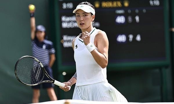 2-1惊天大逆转！7-5、7-6，中国最美金花王欣瑜抢7挽救赛点晋级