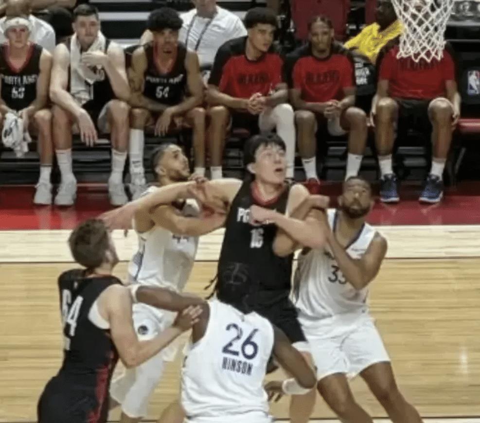 2米16杨瀚森，4场才抢20个板！美记却支持他：他太无私给队友卡位