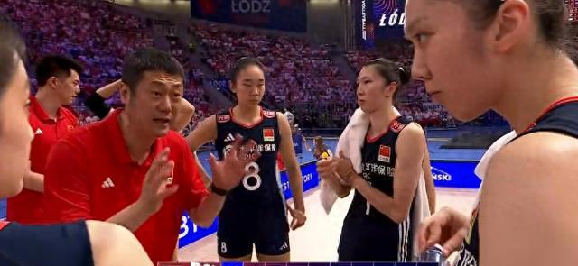 进攻糟糕！中国女排19-25波兰女排，吴梦洁接连被拦，状态全无