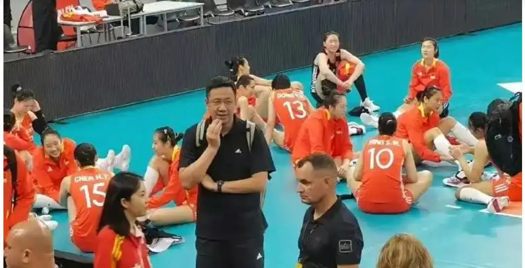 中国女排新动态曝光，掌门人突然离队回国，朱婷空降郑州参加聚会