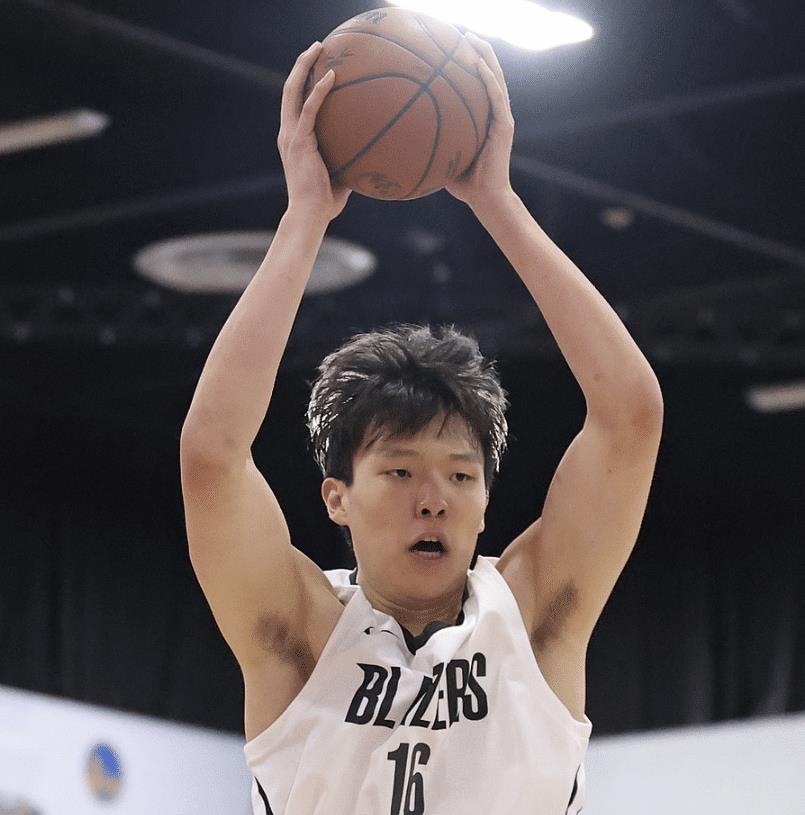 2米16杨瀚森，4场才抢20个板！美记却支持他：他太无私给队友卡位