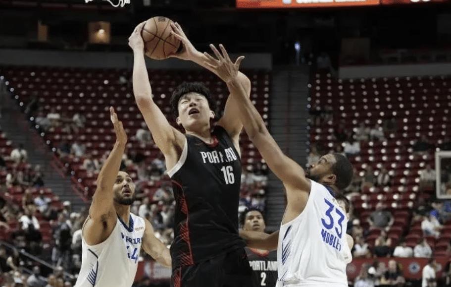 2米16杨瀚森，4场才抢20个板！美记却支持他：他太无私给队友卡位