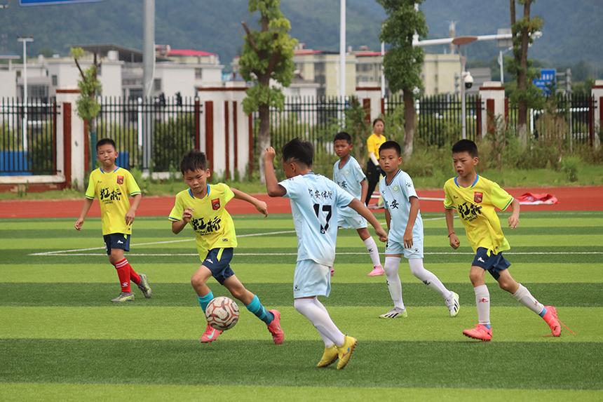 江西萍乡：中外小球员 绿茵场上比高下
