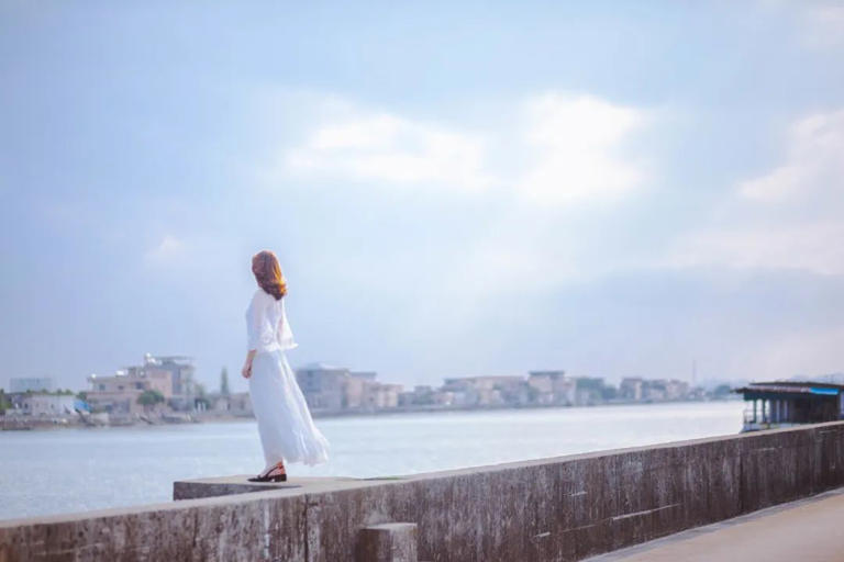 言，曾经流传许久：  “能管住自己的舌头是最好的美德。”  人与人交往，张开嘴巴就收不住的人，看似能说会道，其实最无成效。  能忍住口舌之欲，是成年人最大的聪明。  01  知人不评人  看过这样一个故事。  老张和发小老李相约喝酒谈心。