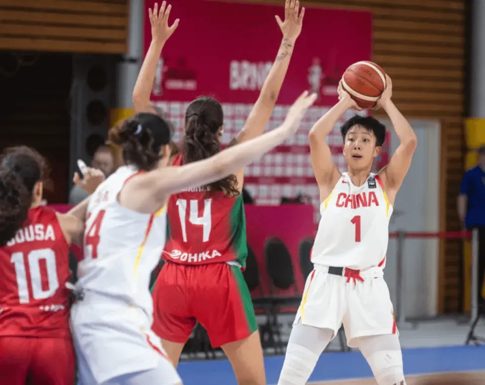 外线核心时代回不去了！苗立杰只是特例，老派思维不变女篮难回巅峰