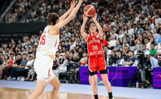 外线核心时代回不去了！苗立杰是特例，老派思维不变女篮难回巅峰