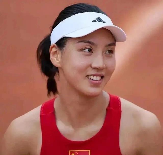 中国网球大捷！2-0、2-1冲冠，王欣瑜、徐一璠、杨钊煊3金花晋级