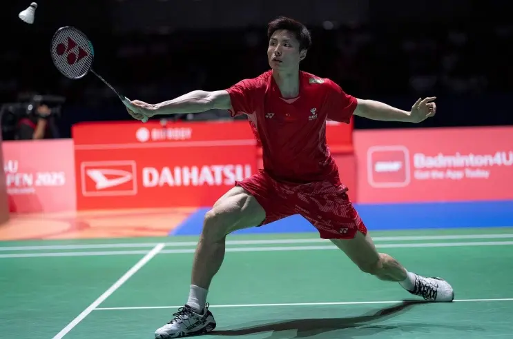 开启暴走模式！石宇奇2-0击溃世界第34，国羽三大男单晋级八强