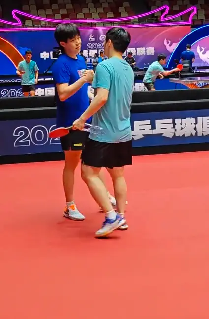 樊振东乒超加练双打！与王楚钦击掌问候，平野美宇主动上前打招呼