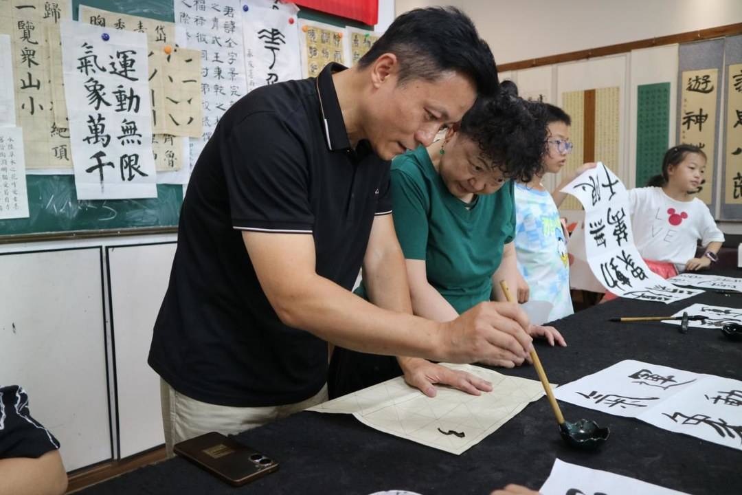 成都武侯高碑社区花式整活儿 墨香挥毫为世运会“打call”