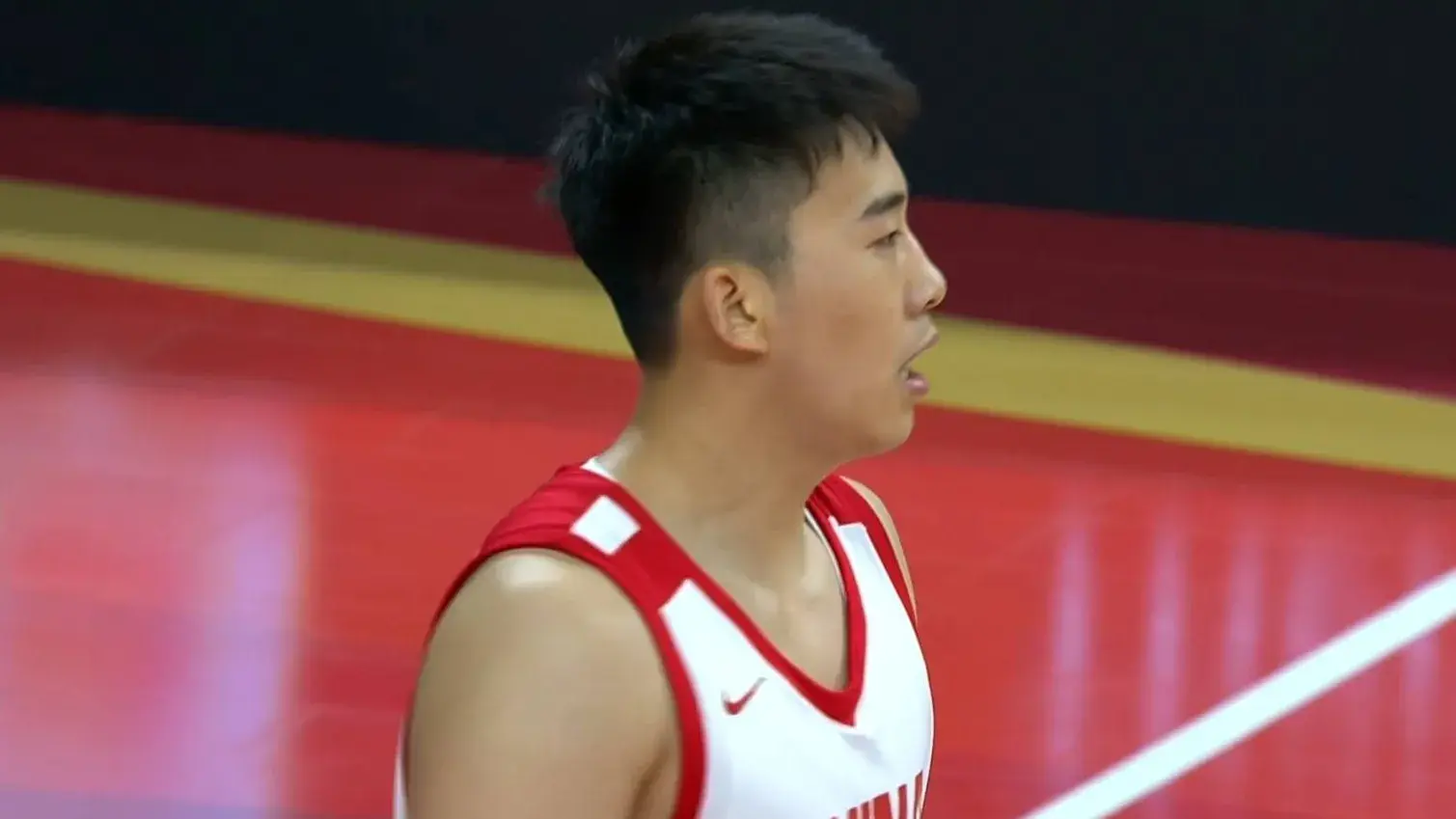 中国男篮完胜！球队评价：多人高分，一将最亮眼，后卫表现平平！