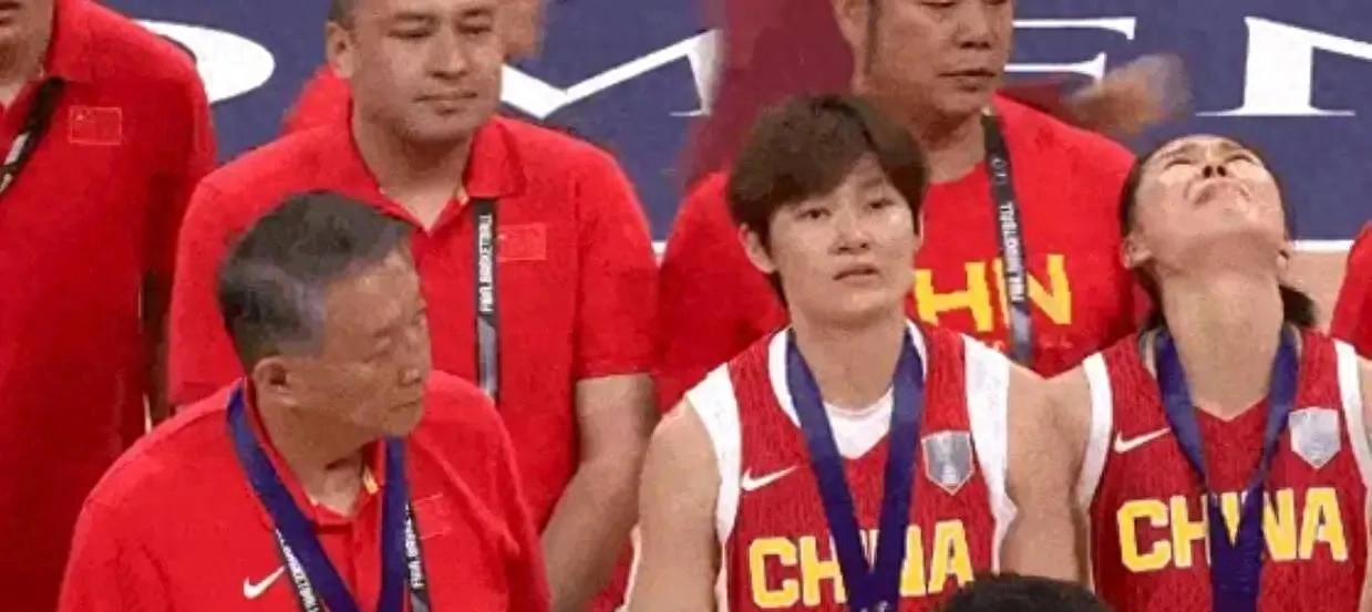 血洒赛场她没哭，亚洲杯得不到重用，她心有不甘的哭了！