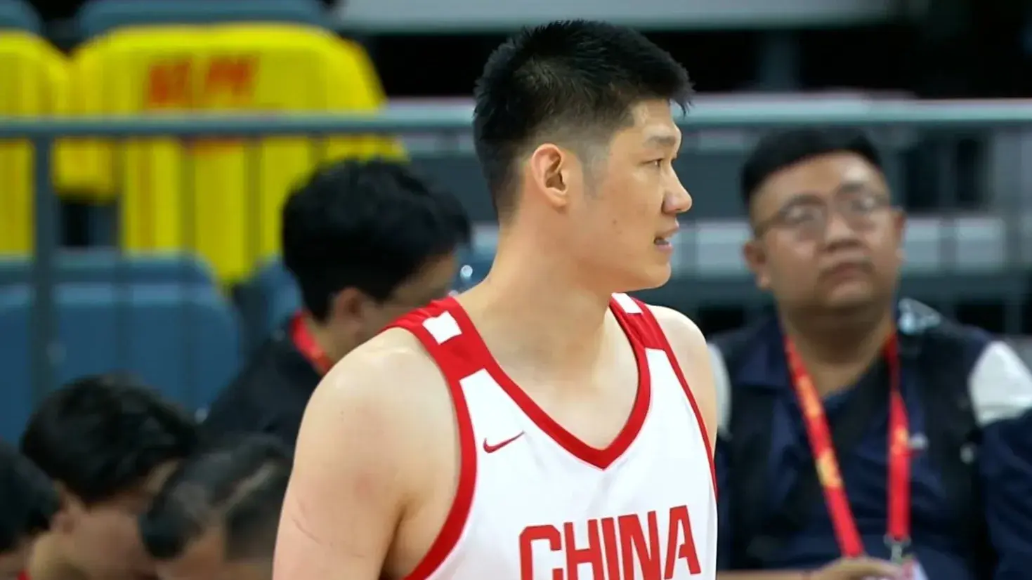 中国男篮完胜！球队评价：多人高分，一将最亮眼，后卫表现平平！
