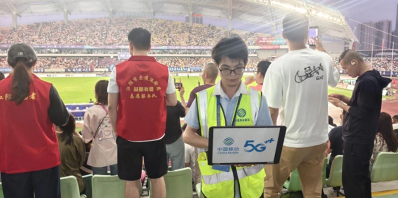 工作人员在江阴体育中心进行网络保障。无锡移动供图
