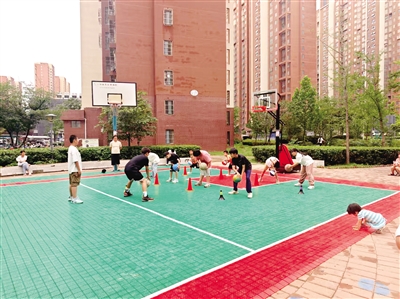 闲置广场变球场 网格“牵线”托起快乐暑假