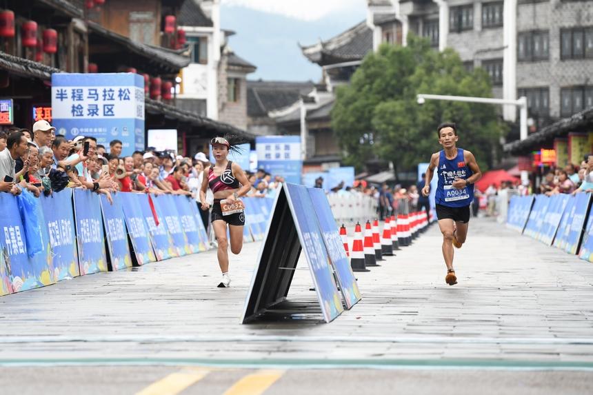 黔东南州第十一届运动会半程马拉松在黄平旧州古镇激情开跑