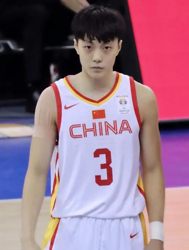 男篮大胜，胡明轩低迷表现遭质疑，球迷：给徐杰机会，让他试试吧