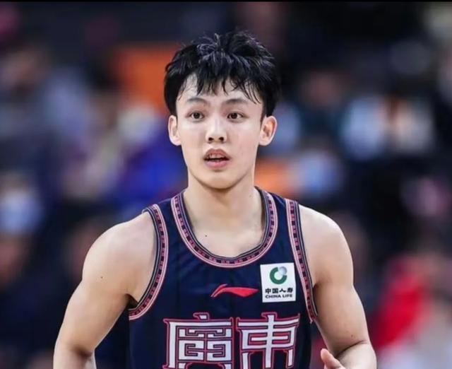 男篮大胜，胡明轩低迷表现遭质疑，球迷：给徐杰机会，让他试试吧