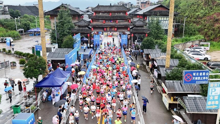 黔东南州第十一届运动会半程马拉松在黄平旧州古镇激情开跑