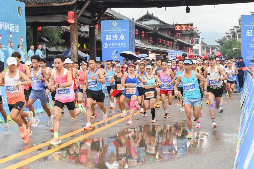 黔东南州第十一届运动会半程马拉松在黄平旧州古镇激情开跑