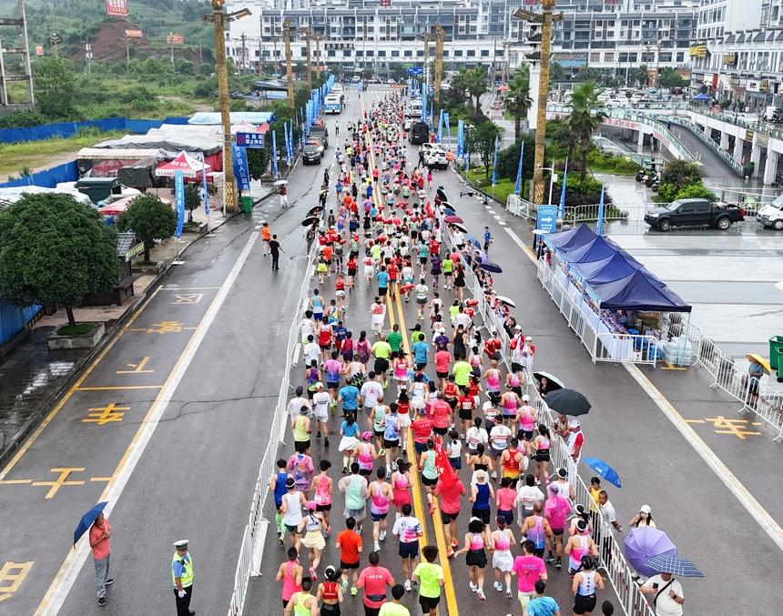 黔东南州第十一届运动会半程马拉松在黄平旧州古镇激情开跑