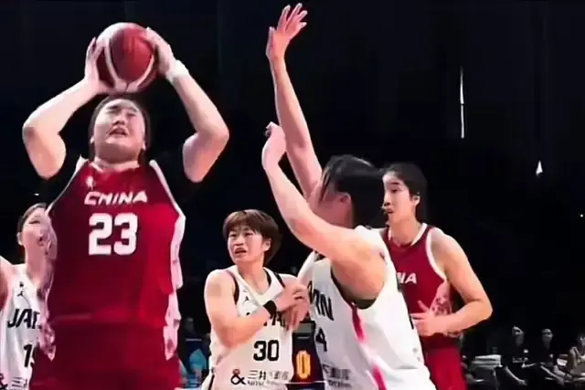目前的中国女篮，最强阵容应该是“三塔”加另外两人，没有张子宇