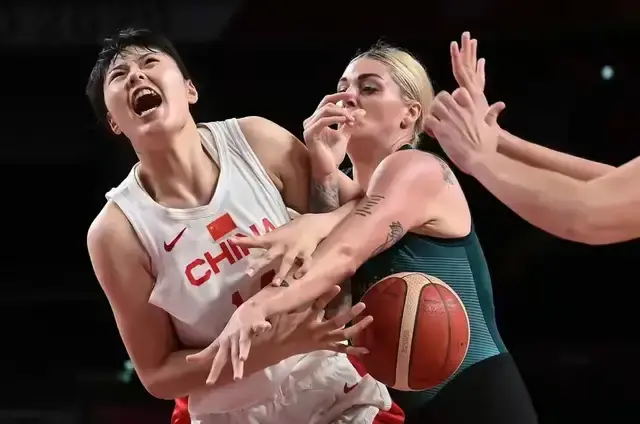 目前的中国女篮，最强阵容应该是“三塔”加另外两人，没有张子宇