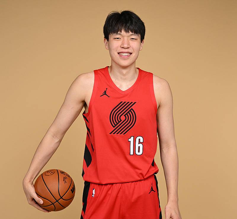 支持杨瀚森追梦！球迷：这就是中国篮球的进步