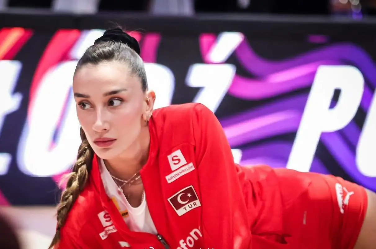 最新世界排名：世界冠军2-3日本，积分被中国女排拉大！附4强赛程