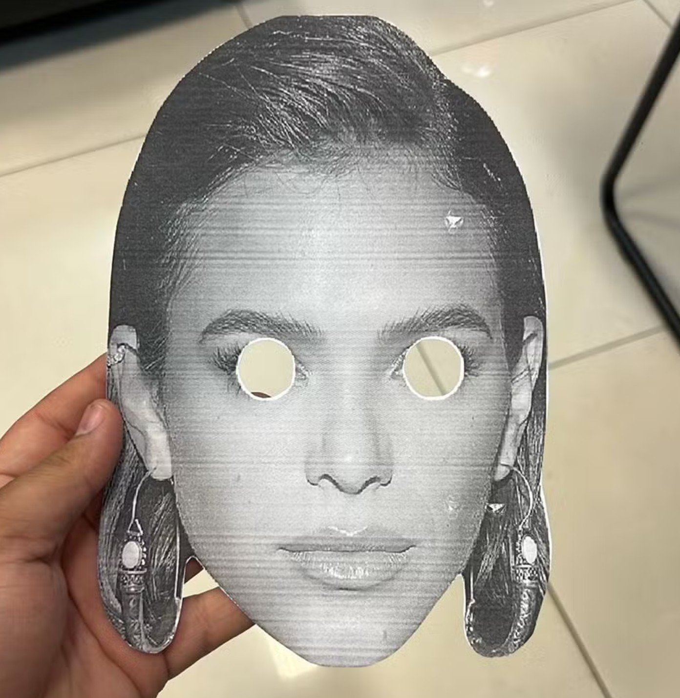 当面开大？累西腓体育球迷准备戴内马尔前女友面具嘲讽