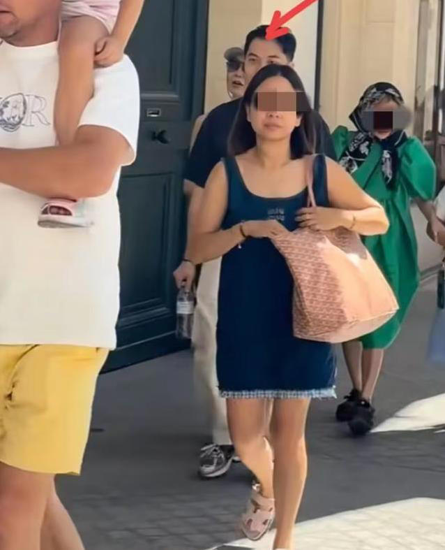 61岁张曼玉巴黎街头惊艳路人，状态似30岁，她为何不婚不育？