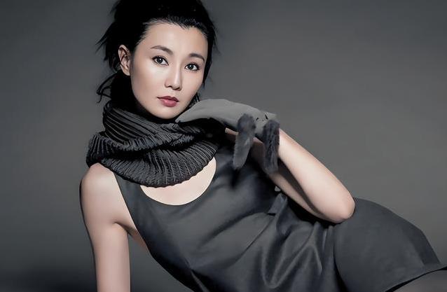 61岁张曼玉巴黎街头惊艳路人，状态似30岁，她为何不婚不育？