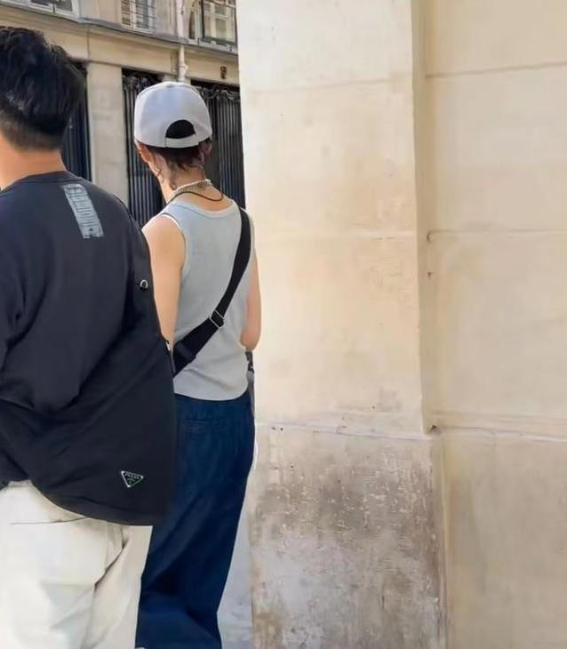 61岁张曼玉巴黎街头惊艳路人，状态似30岁，她为何不婚不育？