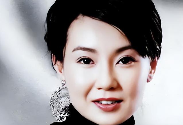 61岁张曼玉巴黎街头惊艳路人，状态似30岁，她为何不婚不育？