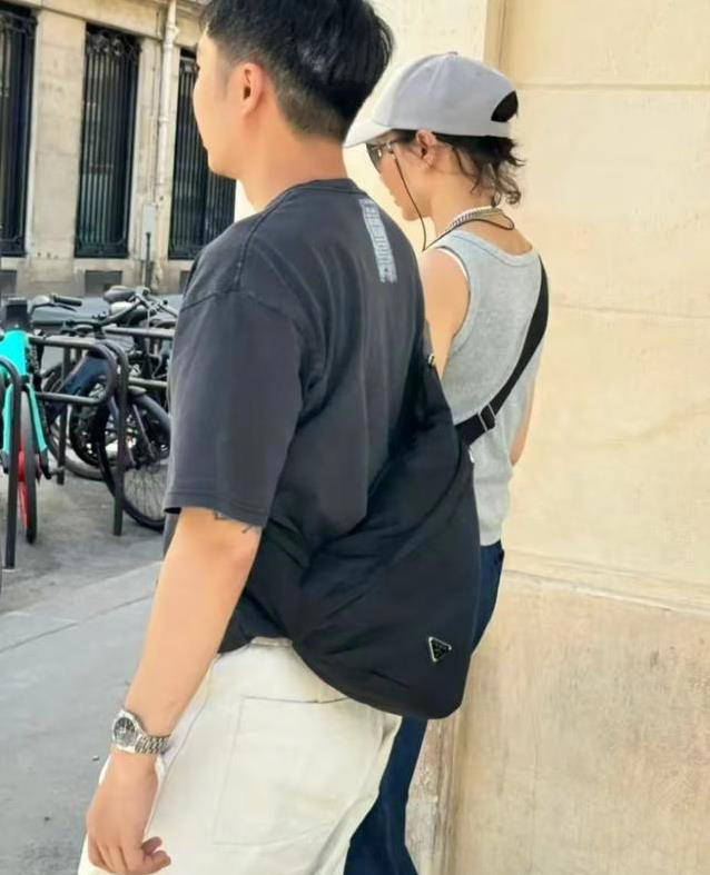 61岁张曼玉巴黎街头惊艳路人，状态似30岁，她为何不婚不育？
