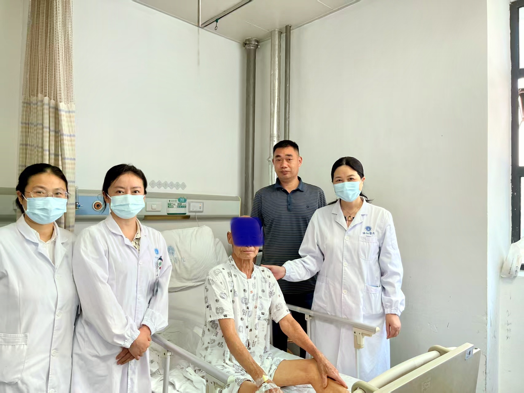 图为郑昕（右一）所在的华中科技大学同济医学院附属协和医院感染科专家团队，成功救治“蜱虫病”患者。新华社发