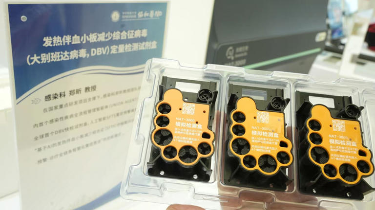 图为研制的快速检测蜱虫病毒试剂盒。新华社发