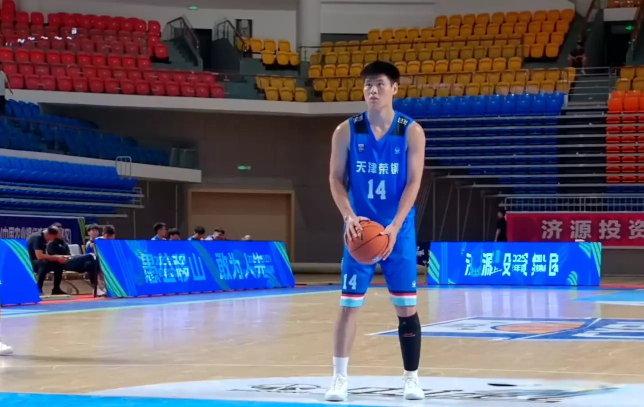 李铁低迷，仅砍5分7篮板，辽宁籍小将神勇，独砍19+5，斩获2连胜