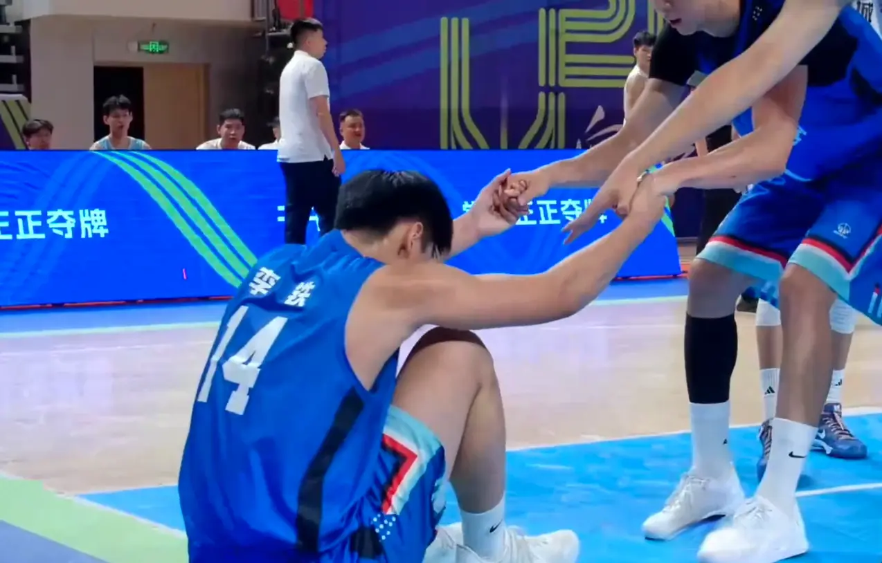 李铁低迷，仅砍5分7篮板，辽宁籍小将神勇，独砍19+5，斩获2连胜