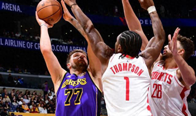 官宣：昔日全美第一锋线50万白菜价加盟湖人，他将身穿30号球衣